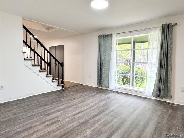 3095 Rolling Green Circle, Rochester Hills, MI 48309