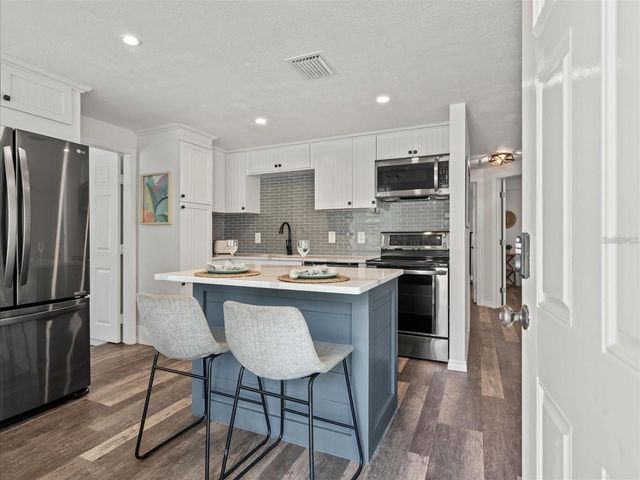 3138 W VARN AVENUE, Tampa, FL 33611
