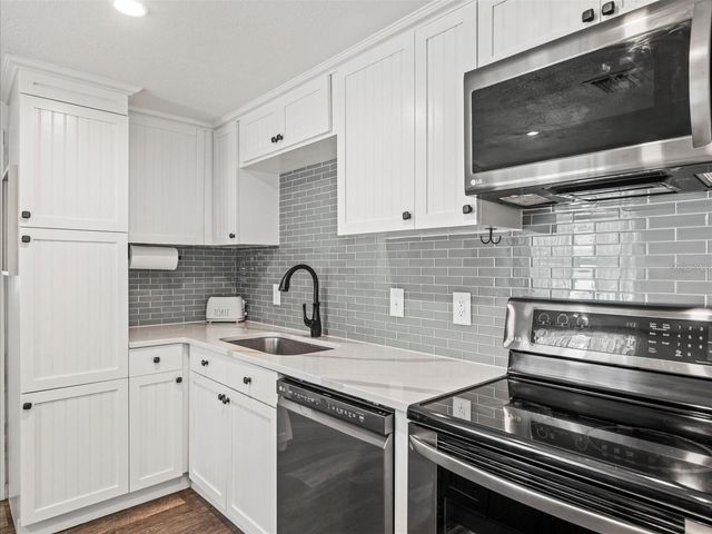 3138 W VARN AVENUE, Tampa, FL 33611
