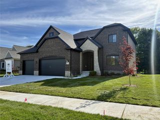 49241 London Bridge Drive, Macomb Township, MI 48042