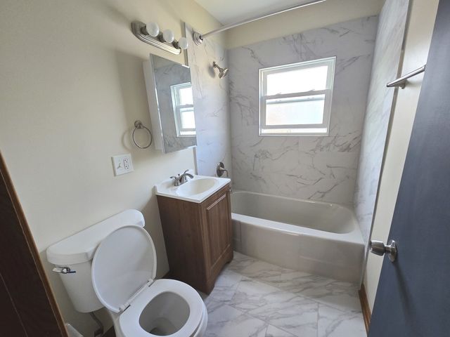 10653 S Mackinaw Avenue, Chicago, IL 60617