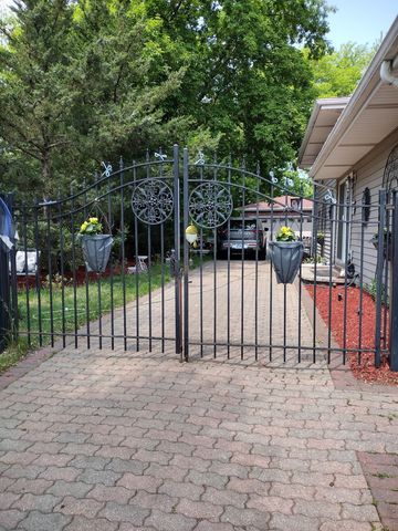 2176 N Westmoreland Drive, Palatine, IL 60074