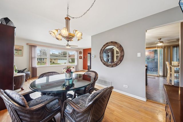 2176 N Westmoreland Drive, Palatine, IL 60074