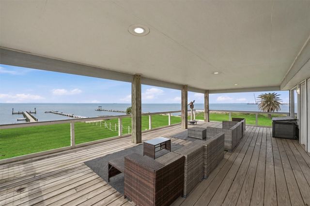 7712 Channelview Drive, Galveston, TX 77554
