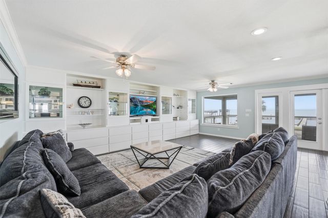 7712 Channelview Drive, Galveston, TX 77554