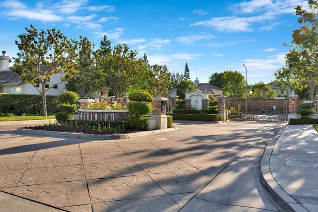 4634 W Oak Park Drive, Fresno, CA 93722