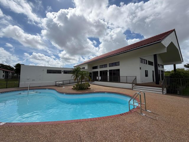 3300 NW 46th Street 104, Oakland Park, FL 33309
