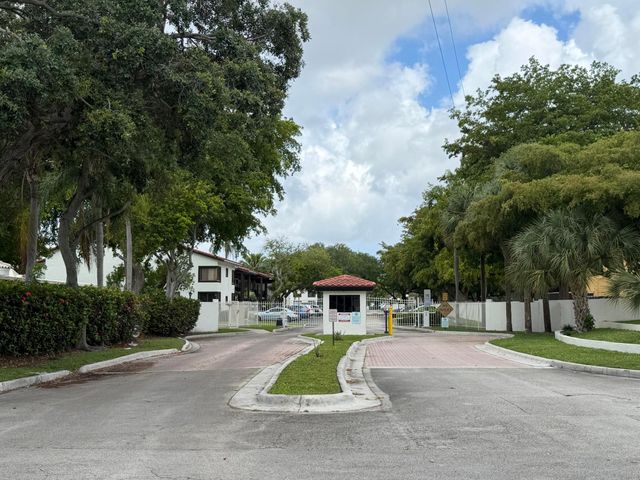 3300 NW 46th Street 104, Oakland Park, FL 33309