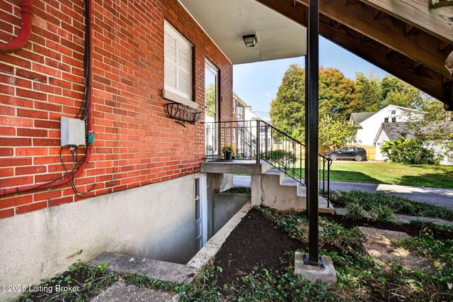 2325 Broadmeade Rd 1, Seneca Gardens, KY 40205