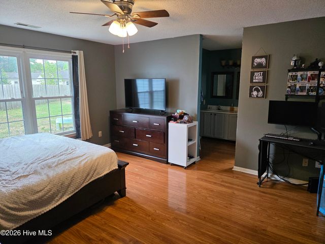 213 Teakwood Place, Midway Park, NC 28544