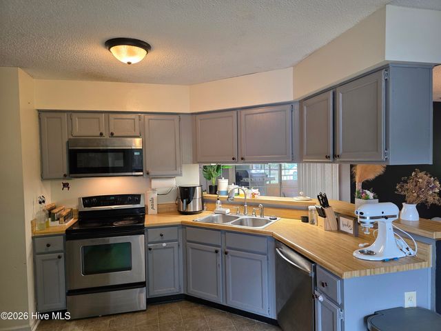 213 Teakwood Place, Midway Park, NC 28544