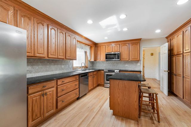 1449 S Shore Court, Barrington, IL 60010