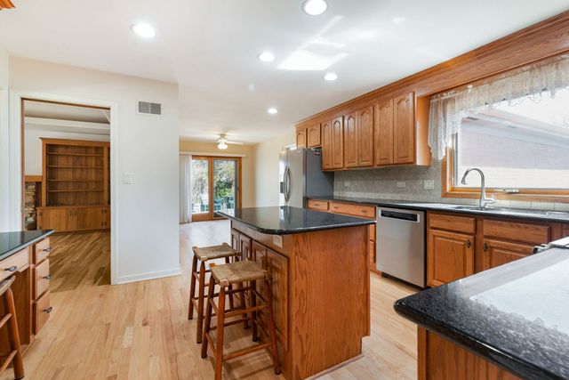 1449 S Shore Court, Barrington, IL 60010