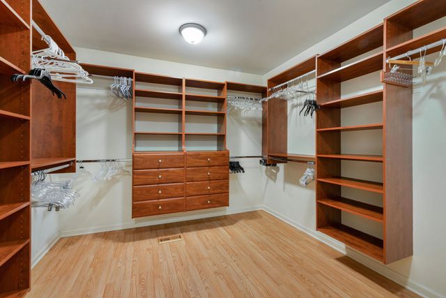 1449 S Shore Court, Barrington, IL 60010