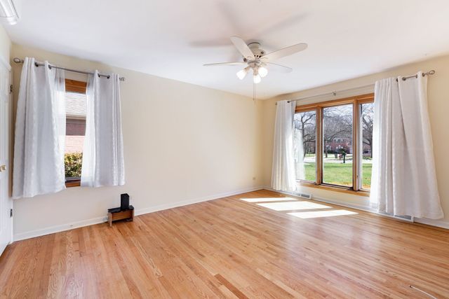 1449 S Shore Court, Barrington, IL 60010