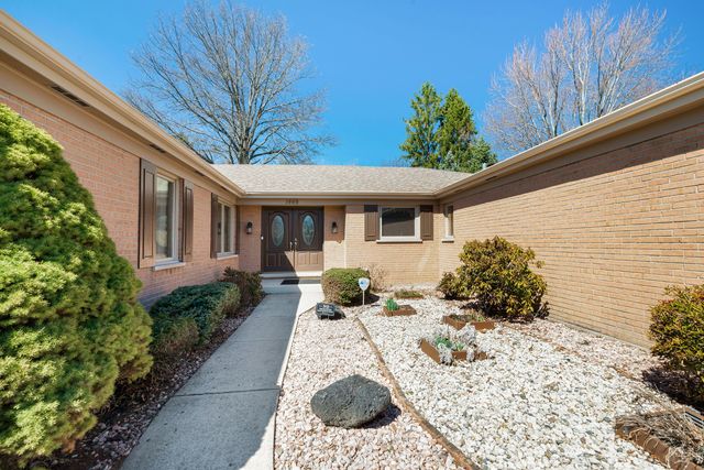 1449 S Shore Court, Barrington, IL 60010