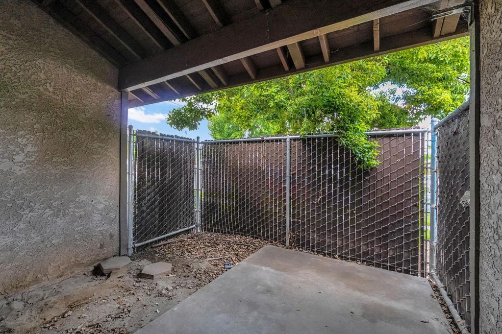 Image 24 of property listing at 1595 N Pleasant Avenue # 101, Fresno, CA 93728