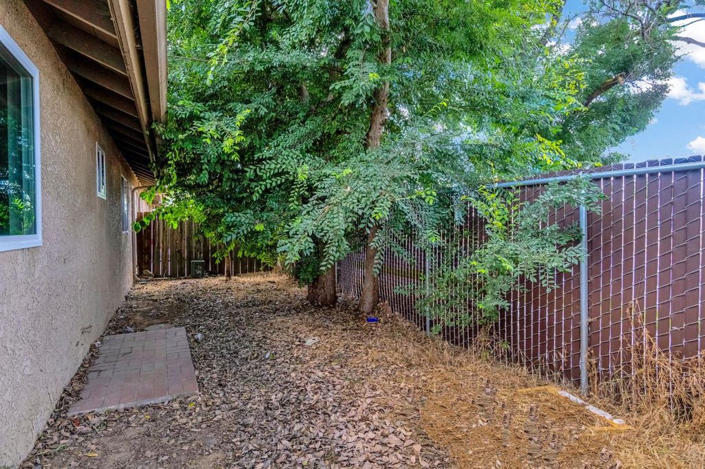 Image 25 of property listing at 1595 N Pleasant Avenue # 101, Fresno, CA 93728