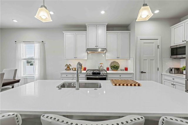 6027 North Ivory Drive, Farmington, NY 14425