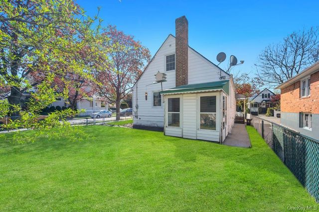 25719 87th Road, Floral Park, NY 11001