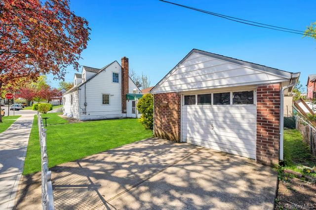 25719 87th Road, Floral Park, NY 11001