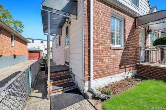 25719 87th Road, Floral Park, NY 11001