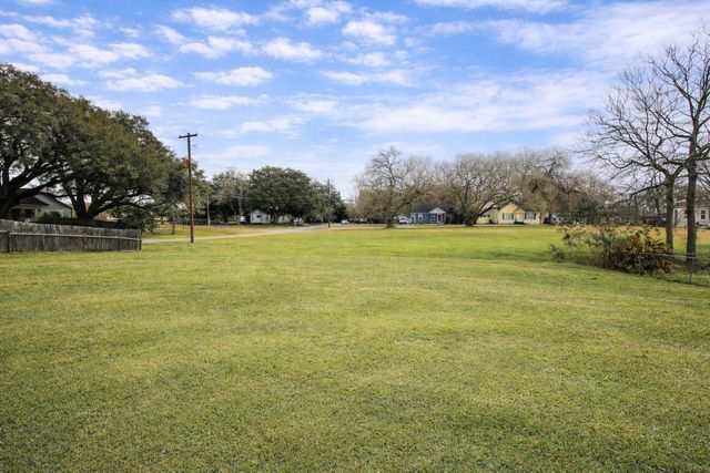 716 Olive Street, Wharton, TX 77488