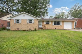 9 Satinwood LN, Newport News, VA 23602