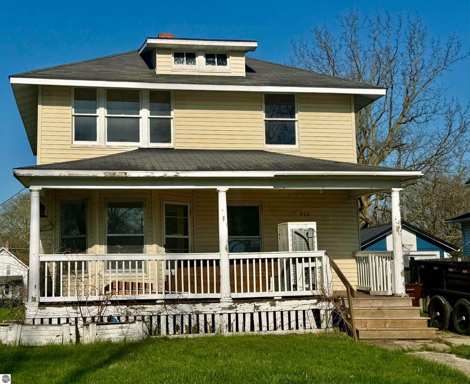 Image 1 of property listing at 222 Rockingham Avenue, Alma, MI 48801