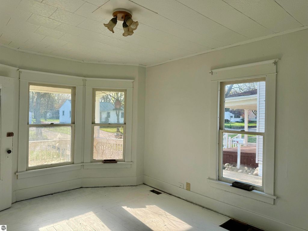 Image 10 of property listing at 222 Rockingham Avenue, Alma, MI 48801