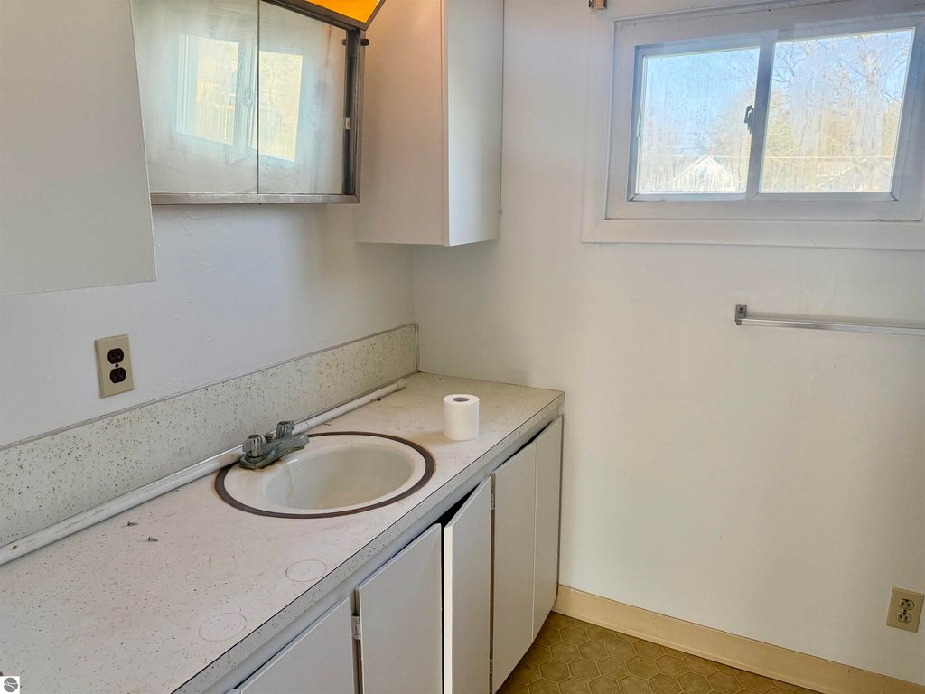 Image 11 of property listing at 222 Rockingham Avenue, Alma, MI 48801