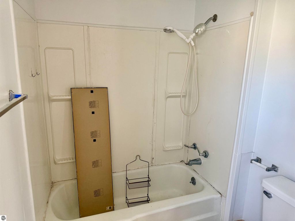 Image 12 of property listing at 222 Rockingham Avenue, Alma, MI 48801