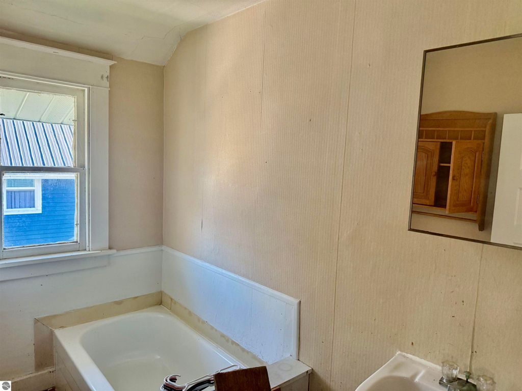 Image 14 of property listing at 222 Rockingham Avenue, Alma, MI 48801