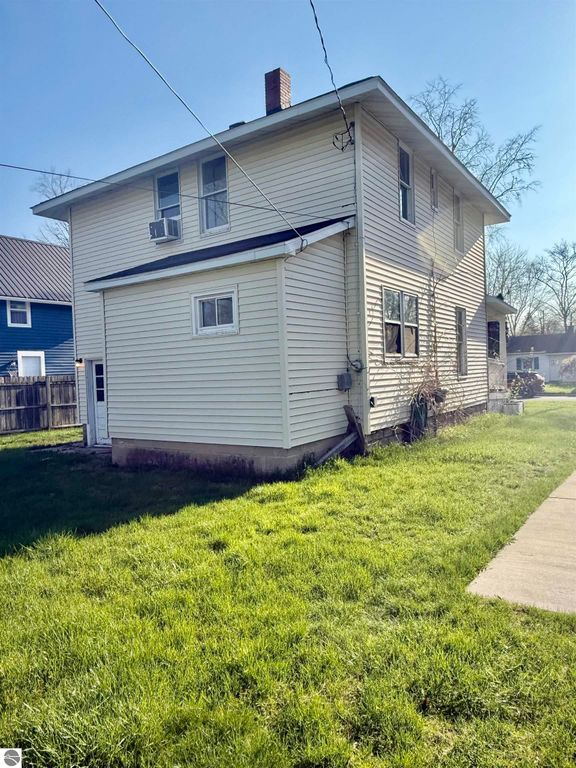 Image 2 of property listing at 222 Rockingham Avenue, Alma, MI 48801