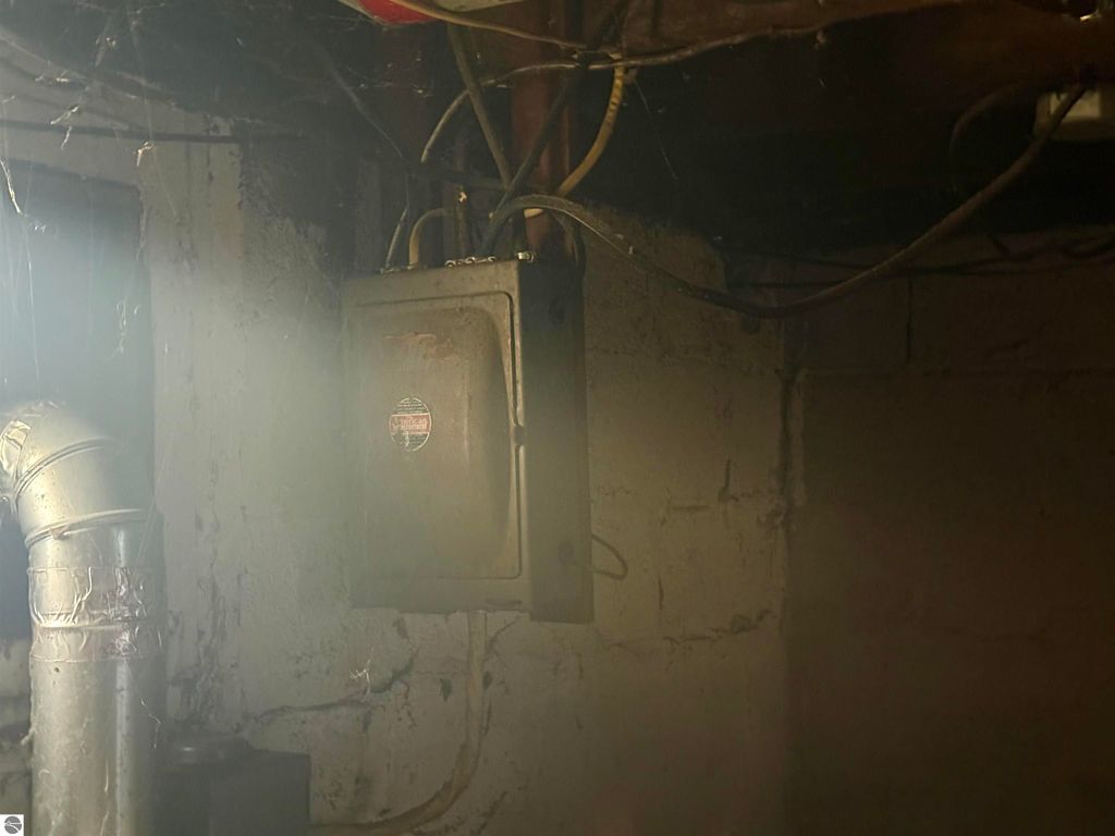 Image 20 of property listing at 222 Rockingham Avenue, Alma, MI 48801