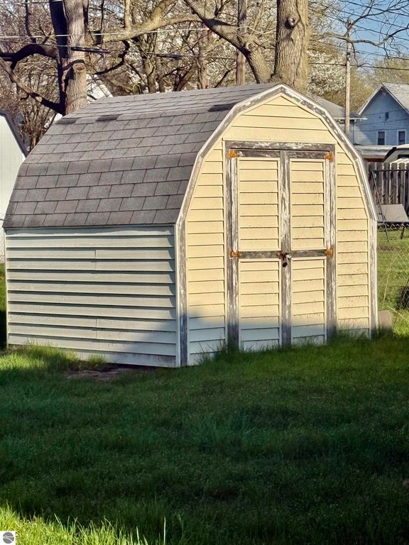 Image 3 of property listing at 222 Rockingham Avenue, Alma, MI 48801