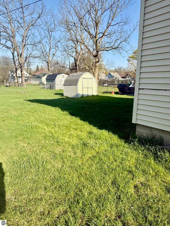 Image 4 of property listing at 222 Rockingham Avenue, Alma, MI 48801