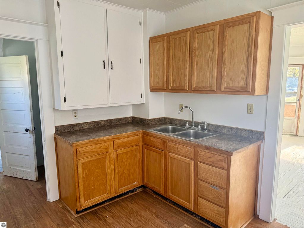 Image 5 of property listing at 222 Rockingham Avenue, Alma, MI 48801