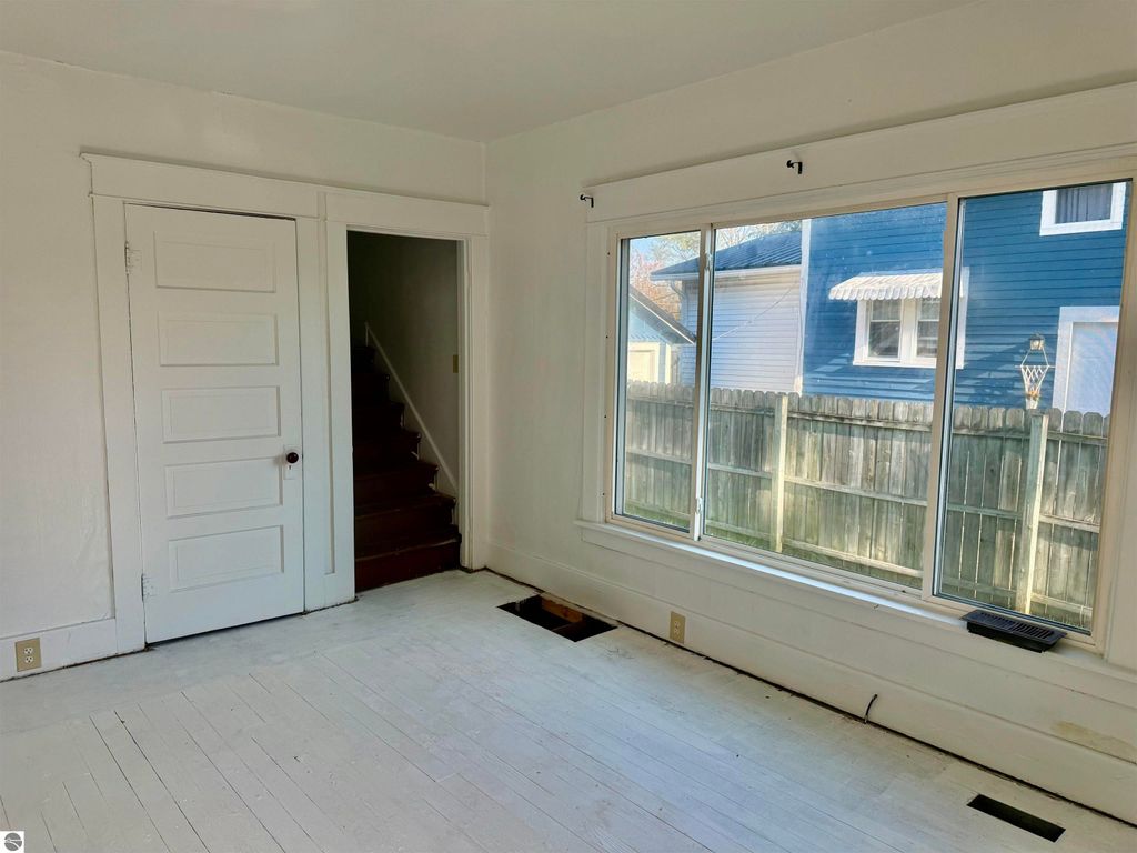 Image 7 of property listing at 222 Rockingham Avenue, Alma, MI 48801