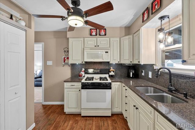 1812 Debbie Drive, High Ridge, MO 63049