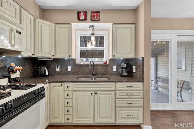 1812 Debbie Drive, High Ridge, MO 63049