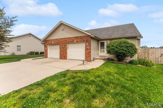 10909 Upland Terrace Drive, Lebanon, IL 62254