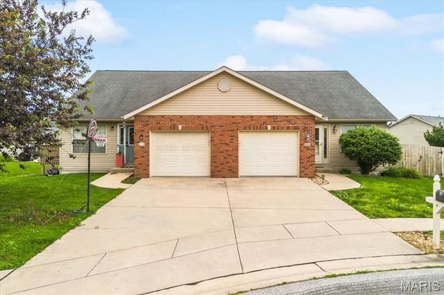 10909 Upland Terrace Drive, Lebanon, IL 62254
