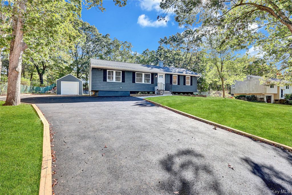 31 Fawn Lane W, South Setauket, NY 11720