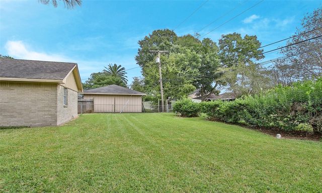 9205 Vicksburg Avenue, Texas City, TX 77591