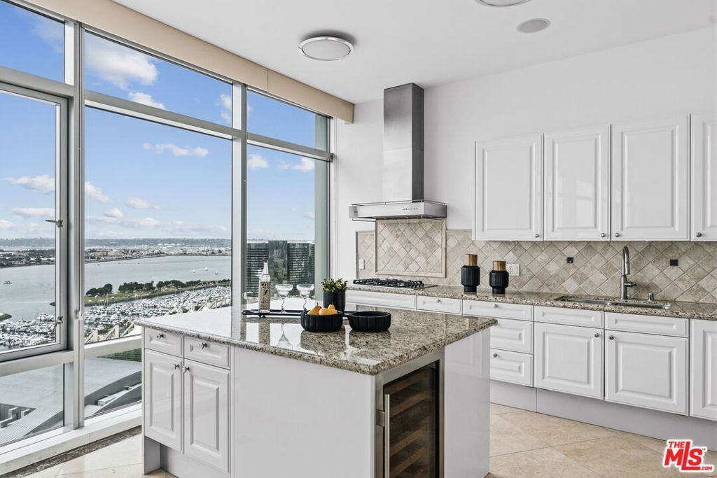 Image 12 of property listing at 165 6th Avenue 2803, San Diego, CA 92101