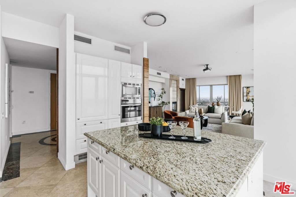 Image 13 of property listing at 165 6th Avenue 2803, San Diego, CA 92101
