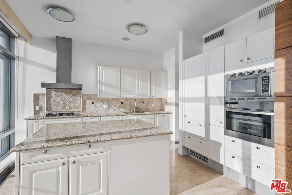 Image 14 of property listing at 165 6th Avenue 2803, San Diego, CA 92101