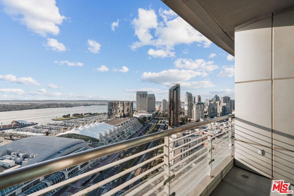 Image 16 of property listing at 165 6th Avenue 2803, San Diego, CA 92101