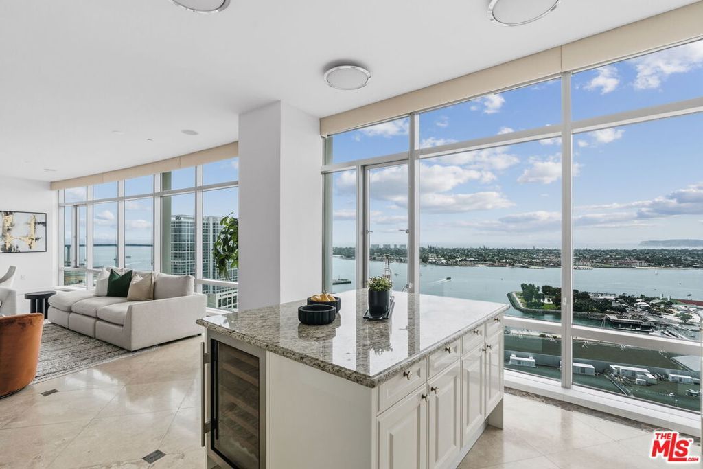 Image 5 of property listing at 165 6th Avenue 2803, San Diego, CA 92101